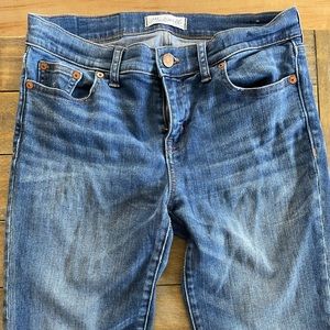 Madewell. Raw Hem. Destructed fit. Medium waist.